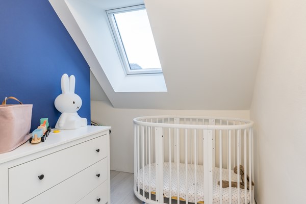 Foto - Verkocht onder voorbehoud: Instapklare gemoderniseerde hoekwoning uit 1920 met 4 slaapkamers, aanbouw met leef keuken en bijkeuken, eigen oprit (2 auto's) en een onderhoudsvriendelijke tuin gelegen op het Zuiden.